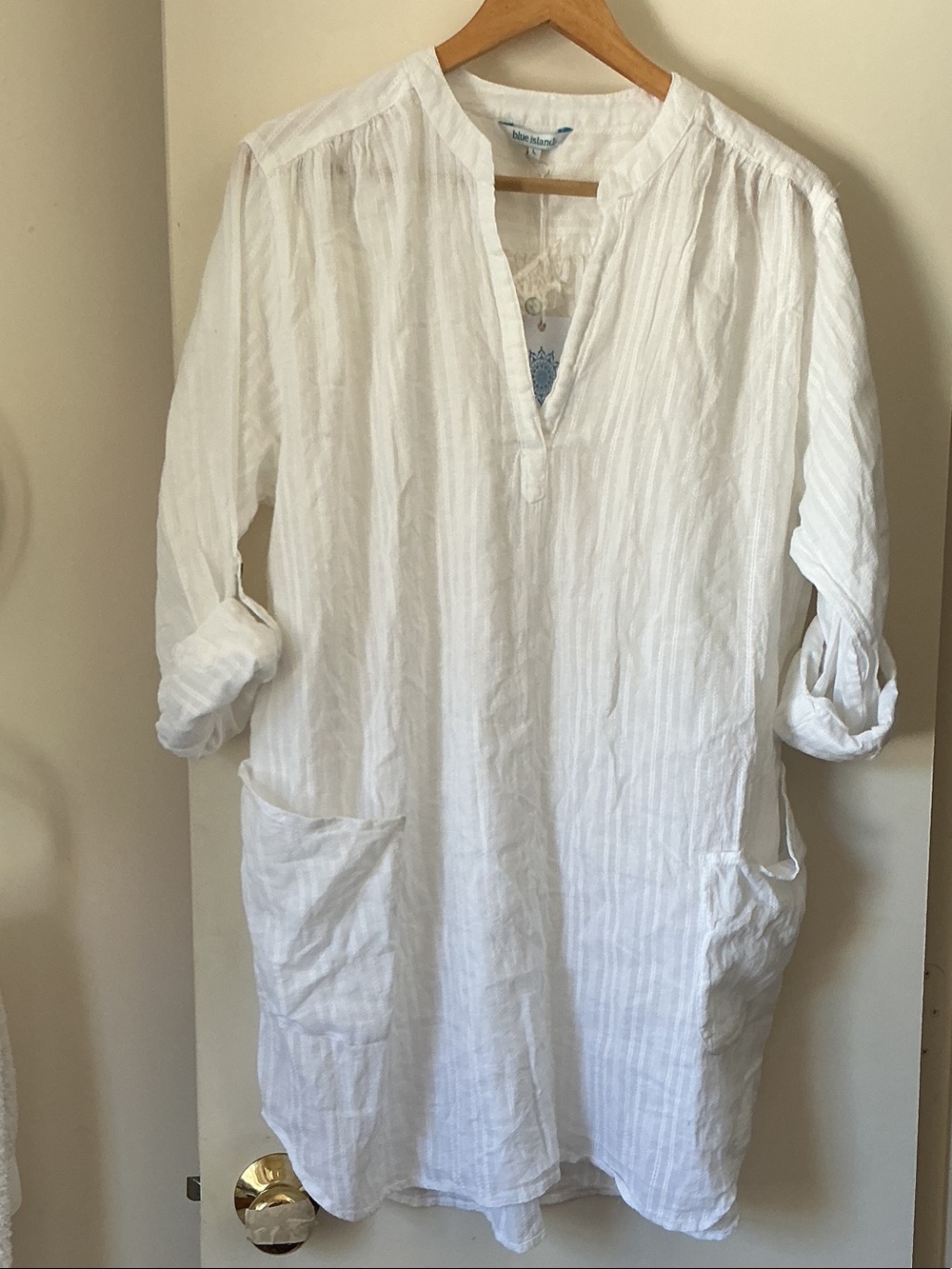 BLUE ISLAND BEACH White Lightweight Tunic Top with Pockets